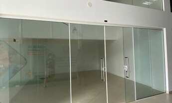 Imagem 2: Loja térrea em galeria, desocupada, em prédio semi novo, com mezanino, com 46,96 m2 de áre