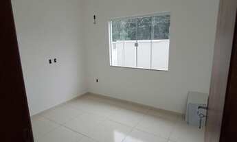 Imagem 4: Casa linear independente com amplo quintal e acabamento com pé direito alto em Rio das Ost