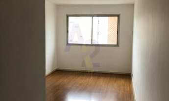 Imagem 2: Apartamento com sala e dormitório espaçosos. Com 1 vaga de garagem em ótima localização em