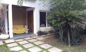 Imagem 3: Casa com 2 salas, 4 quartos (1 suíte), escritório, piscina, 2 vagas, à venda, 246 m² por R