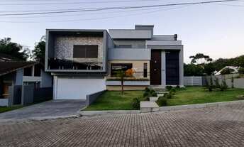 Imagem: Sobrado mobiliado com piscina e deck retrátil