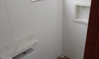 Imagem 6: Casa linear independente com amplo quintal e acabamento com pé direito alto em Rio das Ost