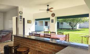 Imagem 2: Casa com 3 quartos. Ampla, arejada e aconchegante! Ideal para reunir amigos e familiares