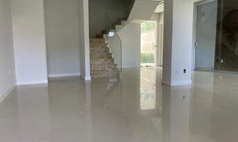 Imagem 2: Casa para venda possui 365 metros quadrados com 4 quartos em Niterói - Volta Redonda - RJ