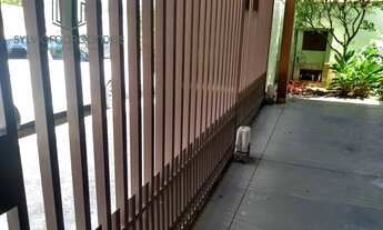 Imagem 2: Casa térrea com três dormitórios e edicula