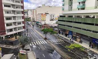 Imagem: Aconchegante quarto e sala no centro de