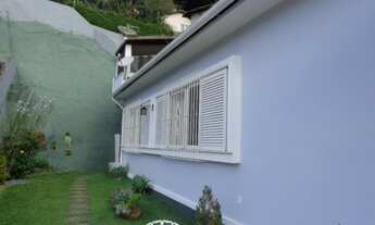 Imagem 2: Ótima residência no Centro, com grande pomar, próxima a Cervejaria Bohemia