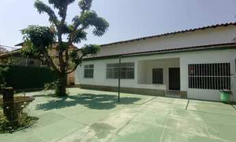 Imagem: Casa linear com 4 quartos, piscina e churrasqueira