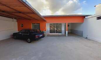 Imagem: Casa com quintal, telhado colonial de 3