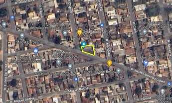 Imagem 3: Terreno de esquina com estrutura para barracão