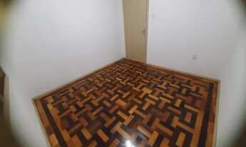 Imagem 7: Casa de alvenaria com três dormitórios e amplo pátio em excelente estado