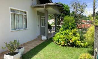 Imagem 2: Casa em ótima localização no bairro Água Verde próximo a Cooper, 3 dormitórios, sala de es