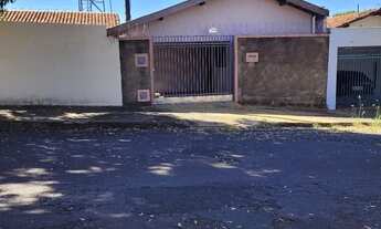Imagem: 2 casas há 3 quadras da Santa Casa rua
