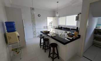 Imagem 7: Casa de condomínio para venda possui 300 metros quadrados com 4 quartos