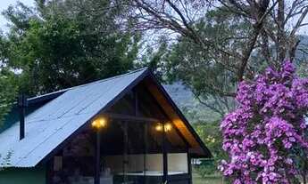 Imagem: Chalé com banheira e piscina