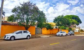 Imagem: Casa de esquina no centro de Campo Mourão