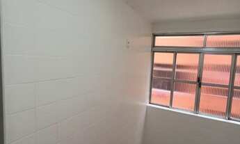 Imagem 3: Perto da Praia, 2 quartos, sala, cozinha, banheiro, área de serviço, elevador, prédio com