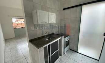 Imagem 6: Possui 1 quarto/sala, cozinha com gabinete, banheiro com gabinete e box, área de serviço e