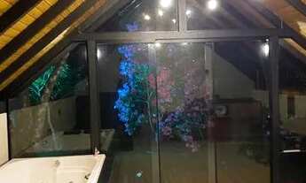 Imagem 6: Chalé com banheira e piscina