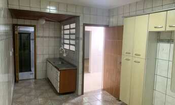 Imagem 6: Casa para aluguel possui 160 metros quadrados com 2 quartos e uma edícula no fundo com ban