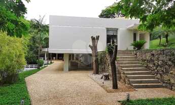 Imagem 4: Casa Térrea de Alto Padrão com 750 m², 3 suítes, 4 salas, piscina e 15 vagas no Barro Bran