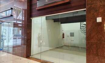 Imagem: Loja com vitrine para a galeria do edifício