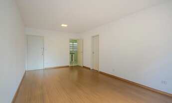 Imagem 3: Apartamento reformado e amplo com localização privilegiada