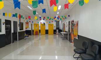 Imagem: Prédio com 03 pisos, 900m2, com 13 salões