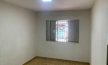 Imagem 4: Casa para aluguel possui 160 metros quadrados com 2 quartos e uma edícula no fundo com ban