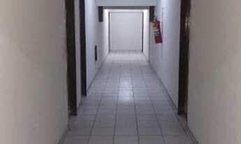 Imagem 2: Kitnet com 1 cômodo e 1 wc, área de 30m² e condomínio com elevador e zelador 24hrs, no Cen