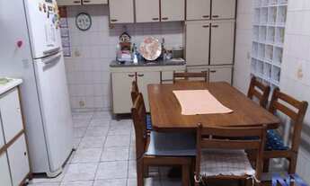 Imagem: CASA PRÓXIMO AO METRÔ E COMÉRCIOS