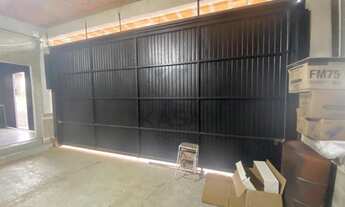 Imagem 3: Pavilhão com 100m², mezanino, escritório, banheiro, vaga para 03 carros, portão eletrônico