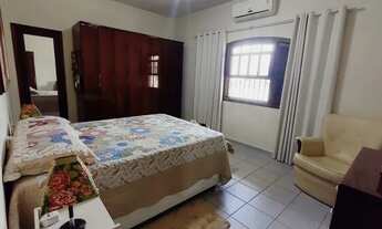 Imagem 4: Casa linear com 2 quartos, sendo 1 suíte, com quintal e piscina no Centro de Itaguaí