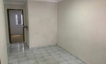 Imagem 2: Casa para aluguel possui 160 metros quadrados com 2 quartos e uma edícula no fundo com ban