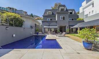 Imagem: Casa na Cidade Jardim em rua sem saída