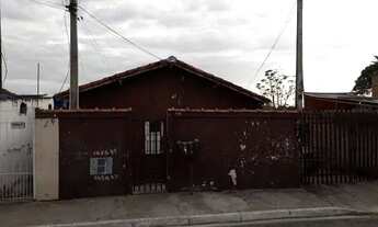 Imagem 1: Casa Térrea antiga para venda possui 167 m² de construção com 5 quartos