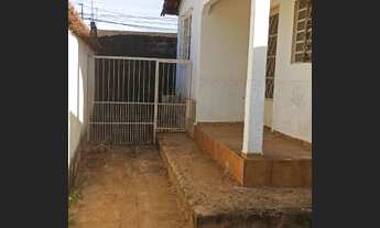 Imagem 2: Casa para aluguel possui 178 metros quadrados com 2 quartos em Parque Anhanguera - Goiânia