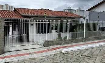 Imagem 2: Alugo ótima casa semi mobiliada 2suires + 1 quarto + escritório + sala