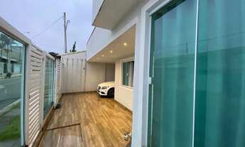 Imagem: Casa baixa moderna com área gourmet, alto