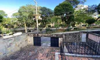 Imagem 7: Linda casa de esquina com belo projeto modernista e muito espaço!