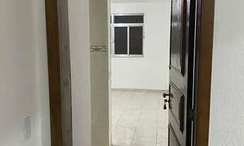 Imagem 2: Apartamento para alugue com 2 quartos, sala, cozinha e banheiro. Cond fechado