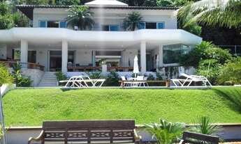 Imagem 2: Uma casa luxuosa, com 6 suítes, sala de jogos, sauna, cozinheira, deck para lancha