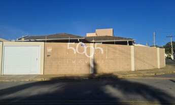 Imagem 2: Belíssima casa localizada na esquina da rua viabilizando uma área e um planejamento de con