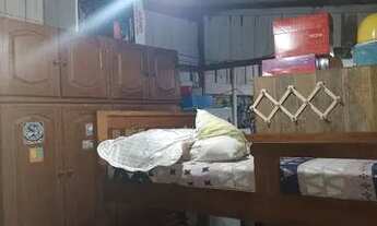 Imagem: Casa de madeira no parque verde