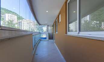 Imagem 6: O apartamento no bairro Humaitá possui 94 metros quadrados com 3 quartos sendo 1 suite