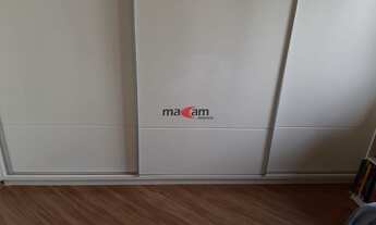 Imagem 7: Oportunidade: Apartamento confortável com 3 dormitórios sendo uma suíte com armários sacad