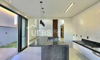 Imagem 3: Casa de condomínio térrea para venda tem 226 metros quadrados com 4 quartos