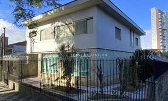 Imagem 2: Linda casa de esquina com belo projeto modernista e muito espaço!