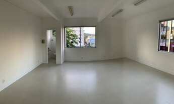 Imagem 4: Sala comercial com 50 m², reformada, no centro da cidade, localizada no Edifício Centro Em