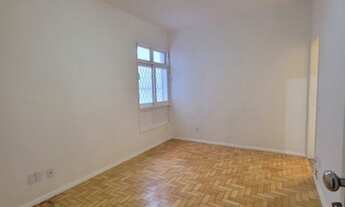 Imagem 2: Veiga Imob aluga apto de 2 quartos com dependências completas, ao lado da Praça Saens Peña